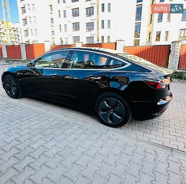 Седан Tesla Model 3 2019 в Чернівцях