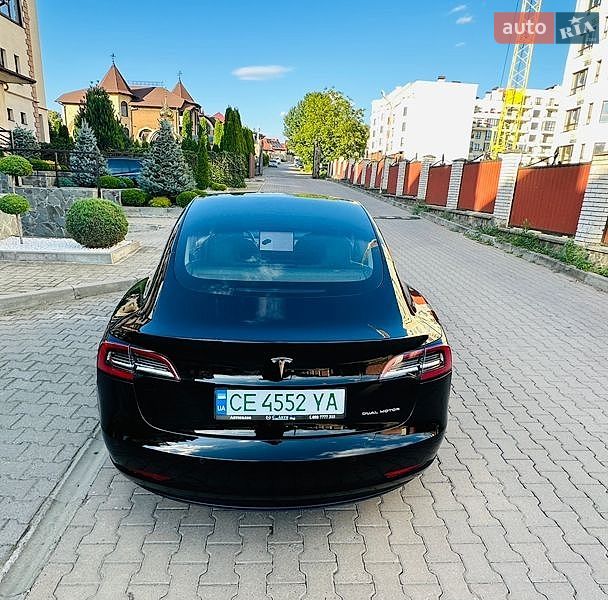 Седан Tesla Model 3 2019 в Чернівцях