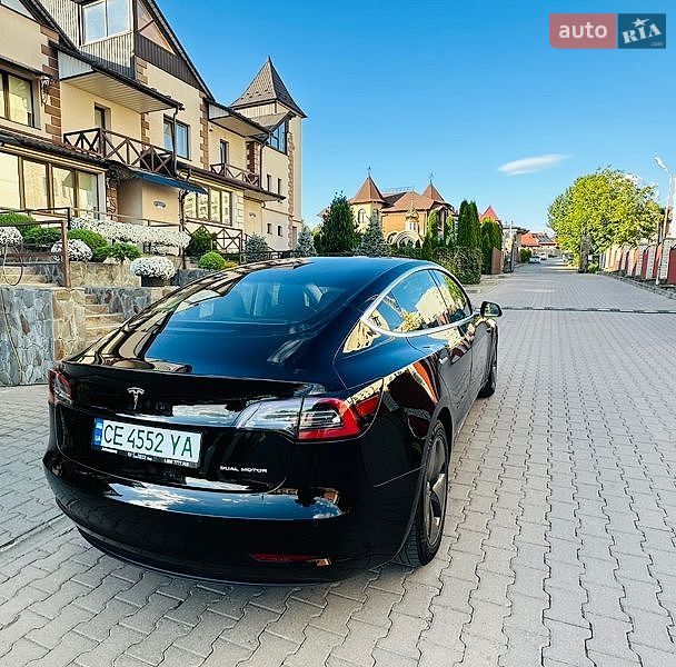 Седан Tesla Model 3 2019 в Чернівцях