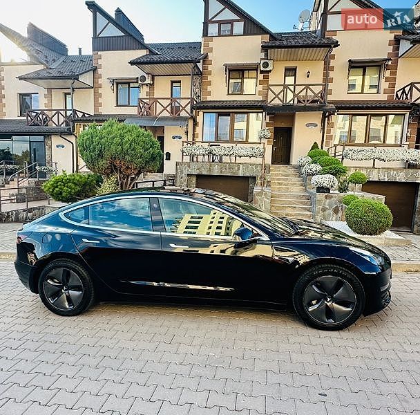 Седан Tesla Model 3 2019 в Черновцах