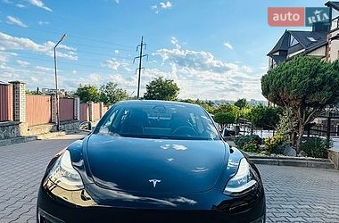 Седан Tesla Model 3 2019 в Чернівцях