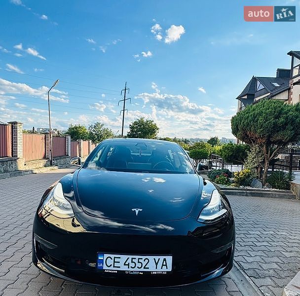 Седан Tesla Model 3 2019 в Чернівцях