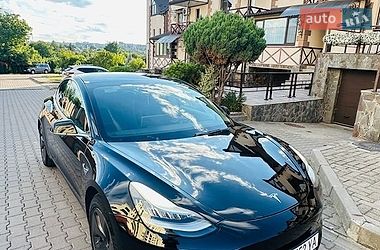 Седан Tesla Model 3 2019 в Чернівцях