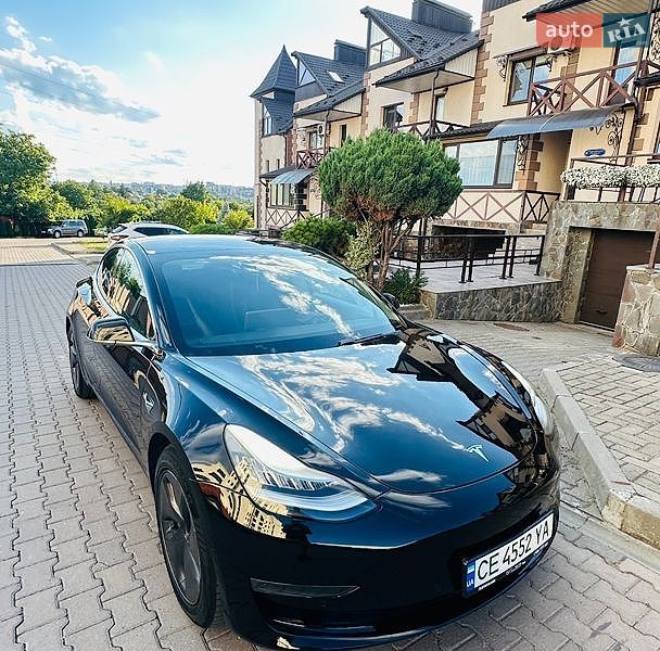 Седан Tesla Model 3 2019 в Чернівцях