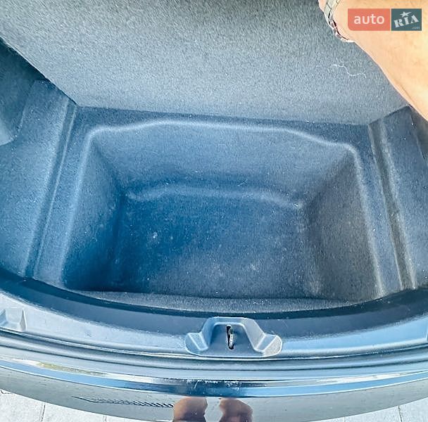 Седан Tesla Model 3 2019 в Чернівцях