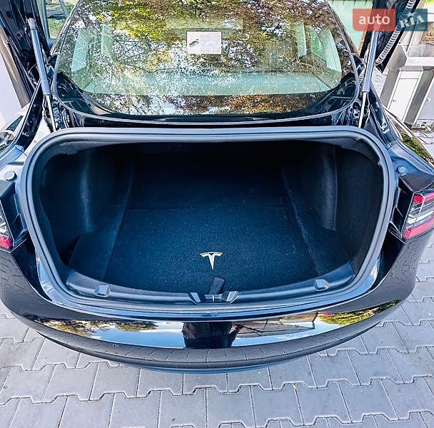 Седан Tesla Model 3 2019 в Черновцах
