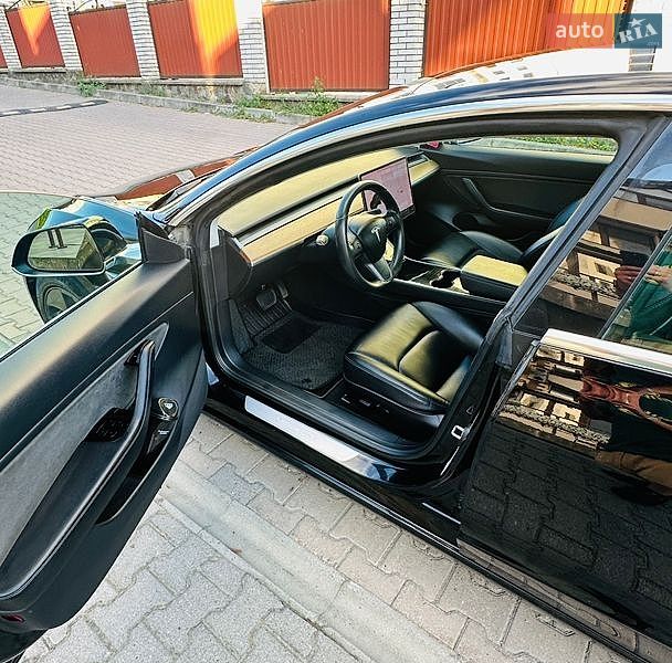 Седан Tesla Model 3 2019 в Чернівцях