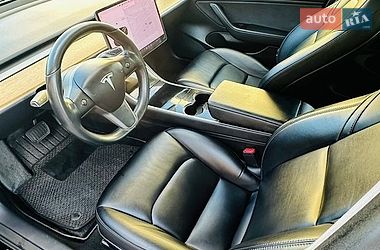 Седан Tesla Model 3 2019 в Чернівцях