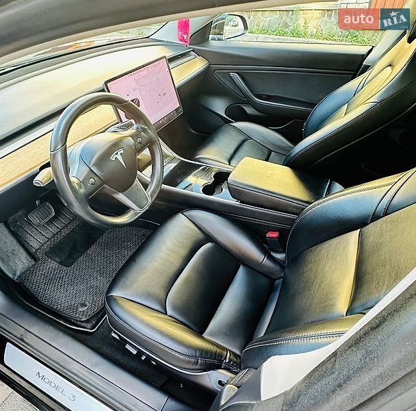 Седан Tesla Model 3 2019 в Чернівцях