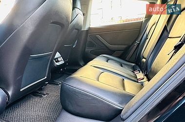 Седан Tesla Model 3 2019 в Чернівцях