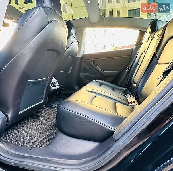 Седан Tesla Model 3 2019 в Чернівцях
