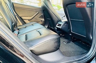 Седан Tesla Model 3 2019 в Чернівцях