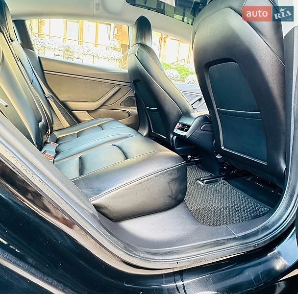 Седан Tesla Model 3 2019 в Чернівцях