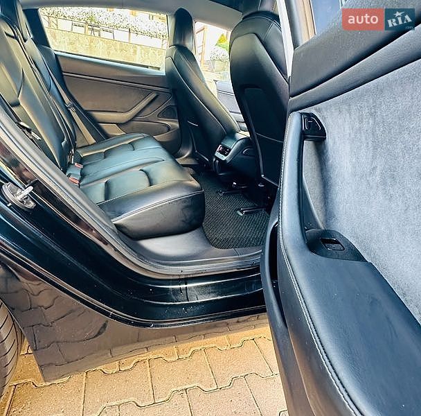 Седан Tesla Model 3 2019 в Чернівцях