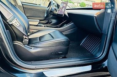 Седан Tesla Model 3 2019 в Чернівцях