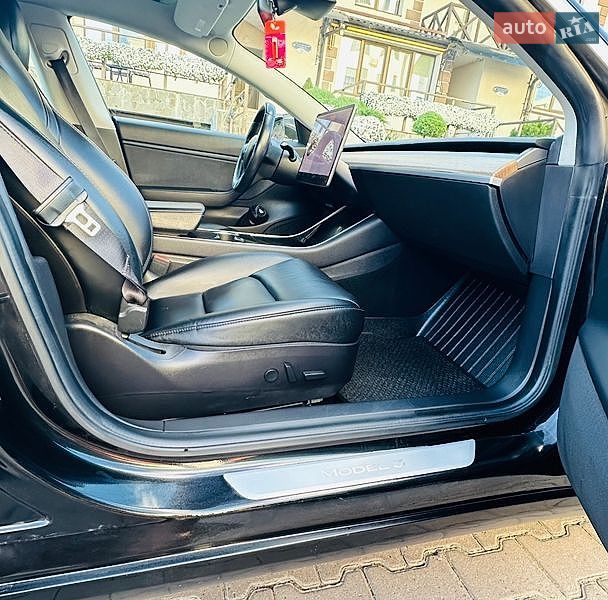 Седан Tesla Model 3 2019 в Чернівцях