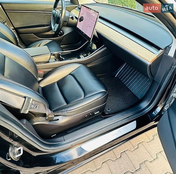 Седан Tesla Model 3 2019 в Черновцах