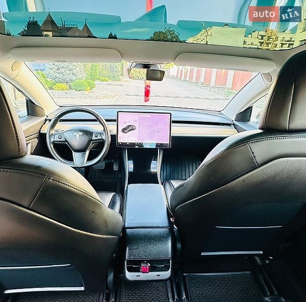 Седан Tesla Model 3 2019 в Чернівцях