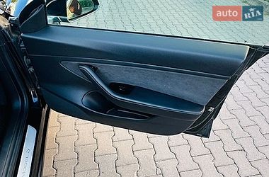 Седан Tesla Model 3 2019 в Чернівцях
