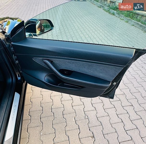 Седан Tesla Model 3 2019 в Чернівцях