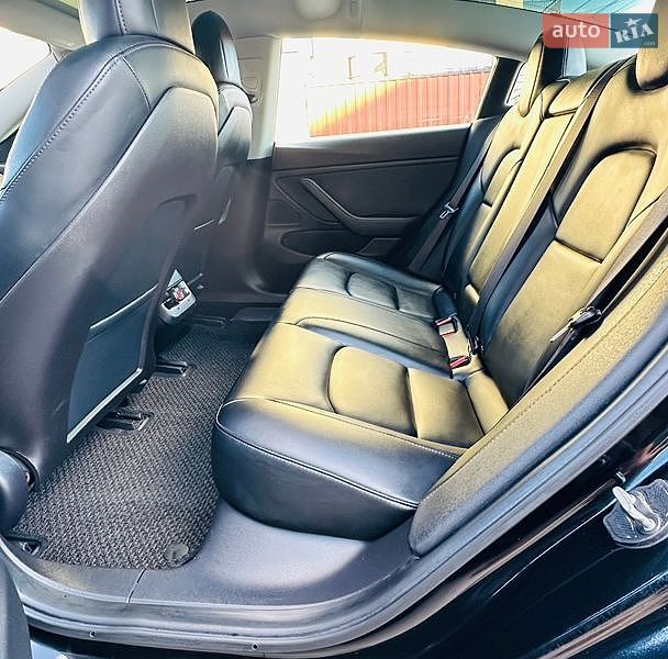 Седан Tesla Model 3 2019 в Черновцах