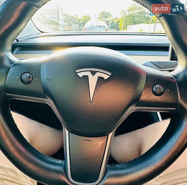 Седан Tesla Model 3 2019 в Чернівцях