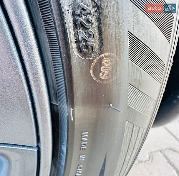 Седан Tesla Model 3 2019 в Чернівцях
