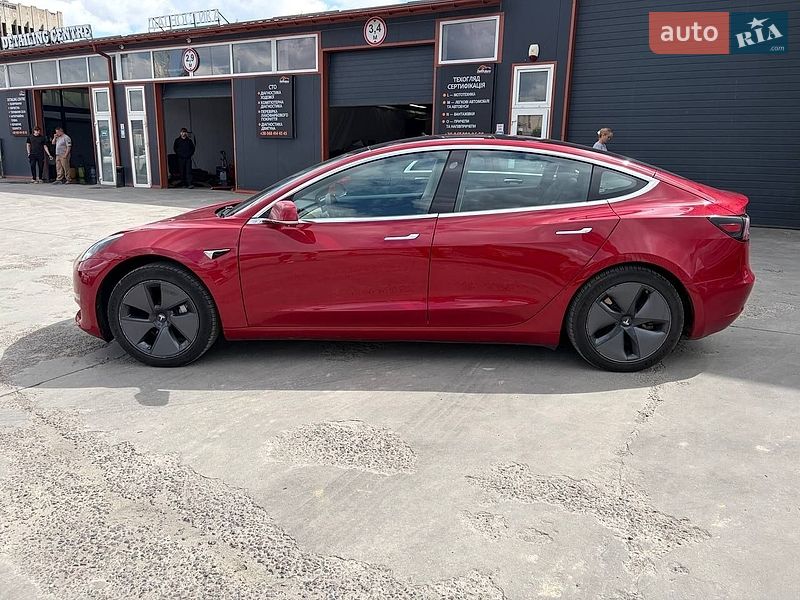Седан Tesla Model 3 2018 в Львове