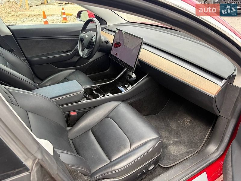 Седан Tesla Model 3 2018 в Львове