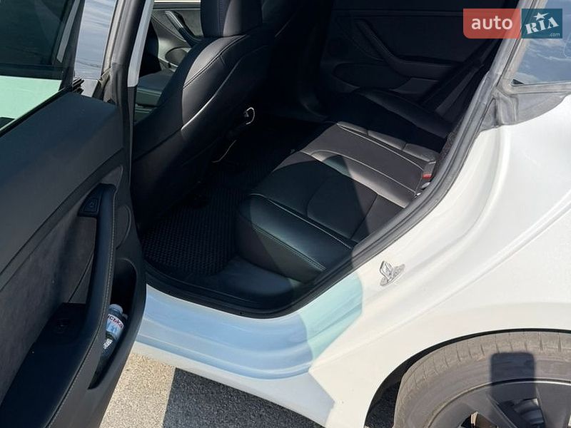 Седан Tesla Model 3 2023 в Киеве