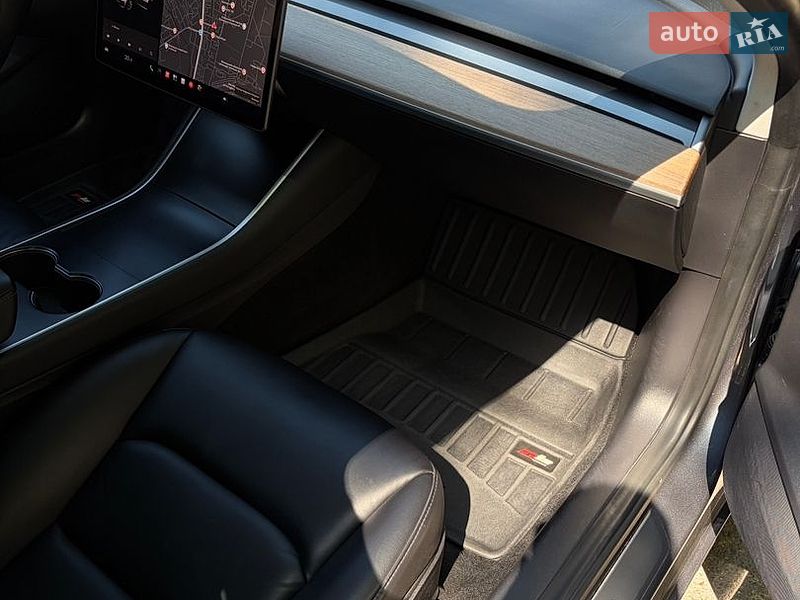 Седан Tesla Model 3 2020 в Виннице