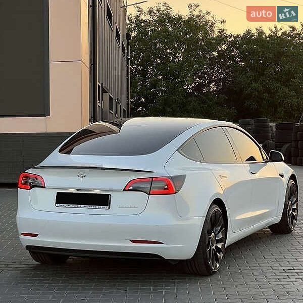 Седан Tesla Model 3 2022 в Киеве