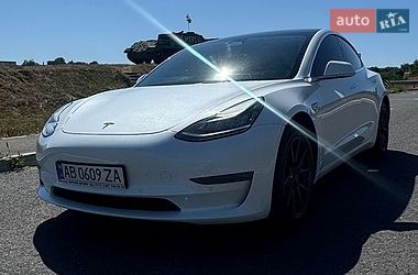 Седан Tesla Model 3 2019 в Тальном фото Седан Tesla Model 3 2019 в Тальном