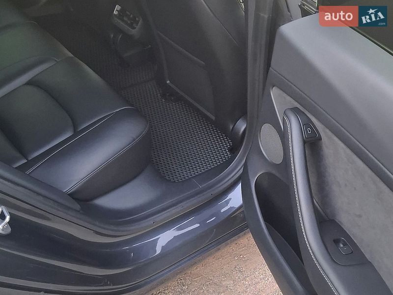 Седан Tesla Model 3 2021 в Кропивницком