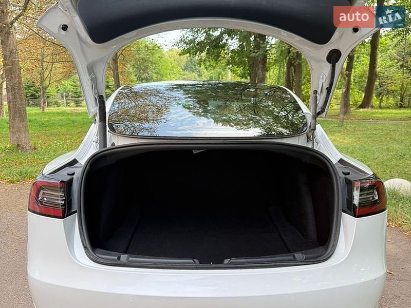 Седан Tesla Model 3 2021 в Калуші