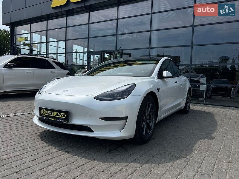 Седан Tesla Model 3 2020 в Івано-Франківську