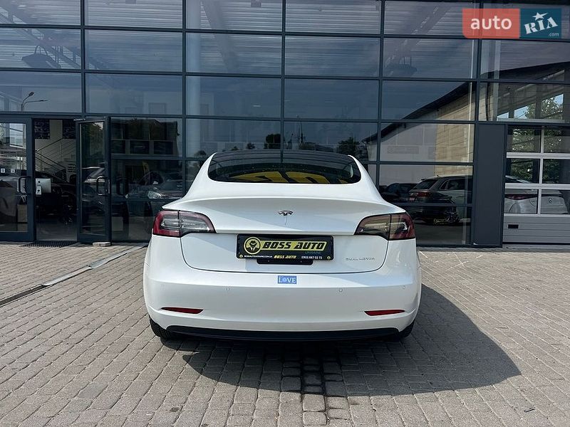 Седан Tesla Model 3 2020 в Івано-Франківську