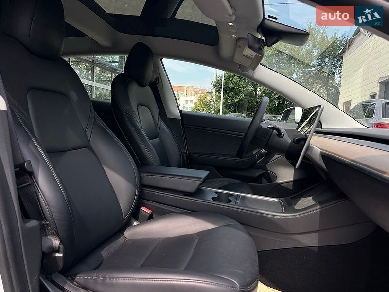 Седан Tesla Model 3 2020 в Івано-Франківську