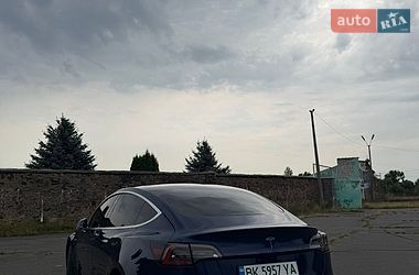 Седан Tesla Model 3 2018 в Сарнах