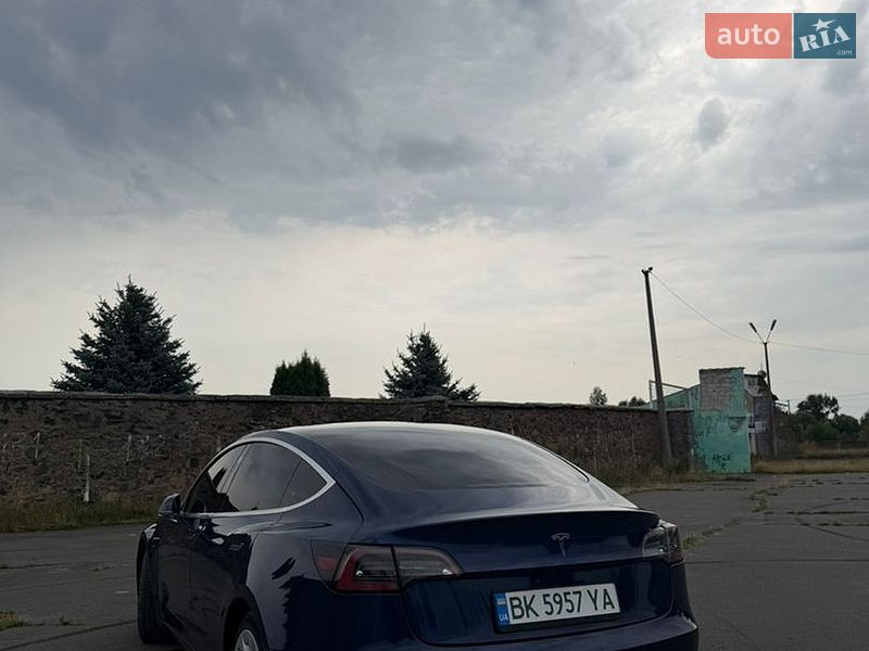 Седан Tesla Model 3 2018 в Сарнах