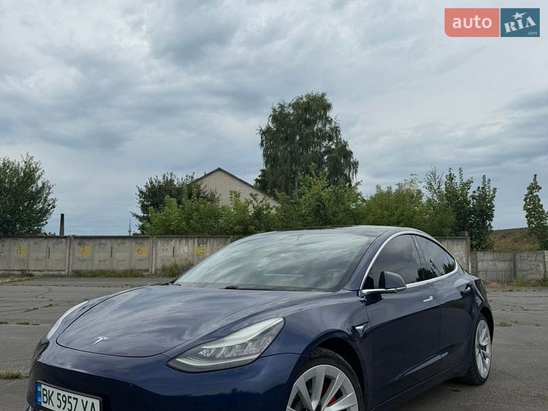 Седан Tesla Model 3 2018 в Сарнах
