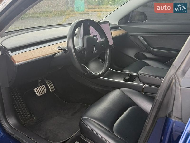 Седан Tesla Model 3 2018 в Сарнах