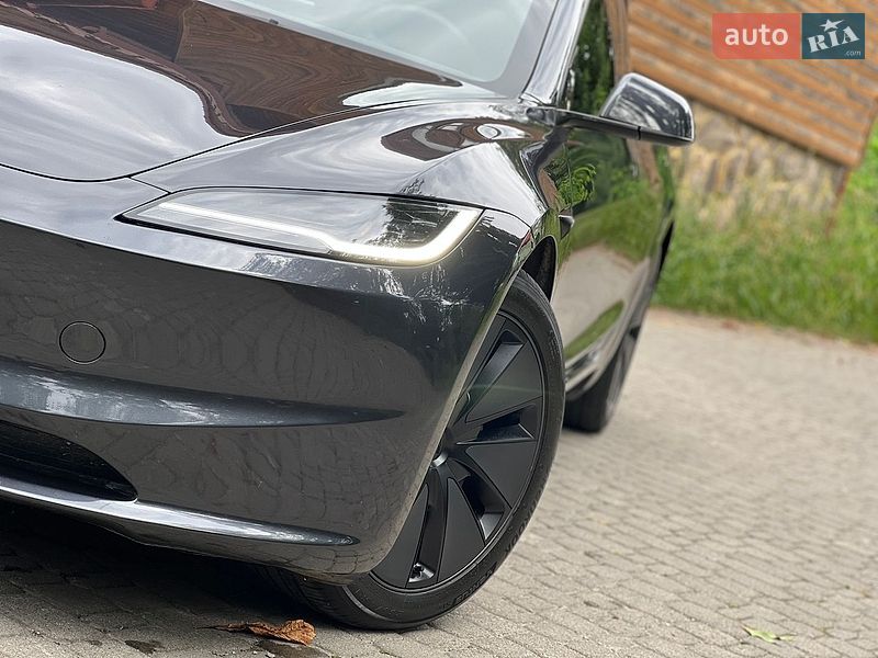 Седан Tesla Model 3 2025 в Самборі