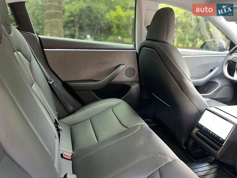Седан Tesla Model 3 2025 в Самборі