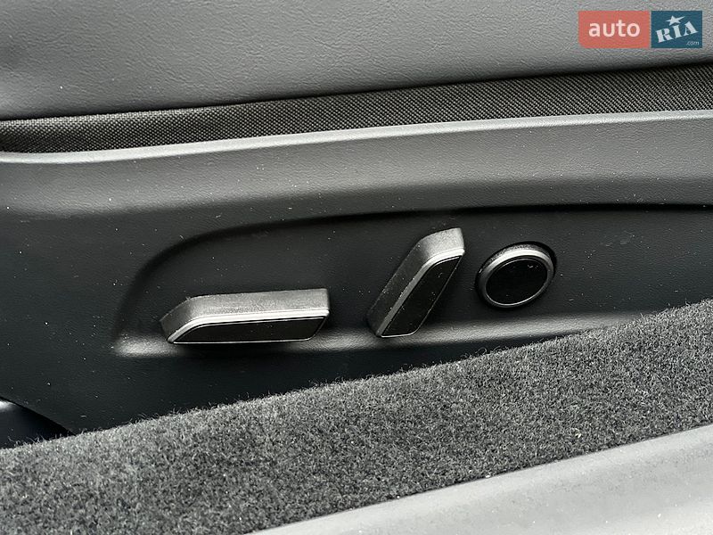 Седан Tesla Model 3 2025 в Самборі