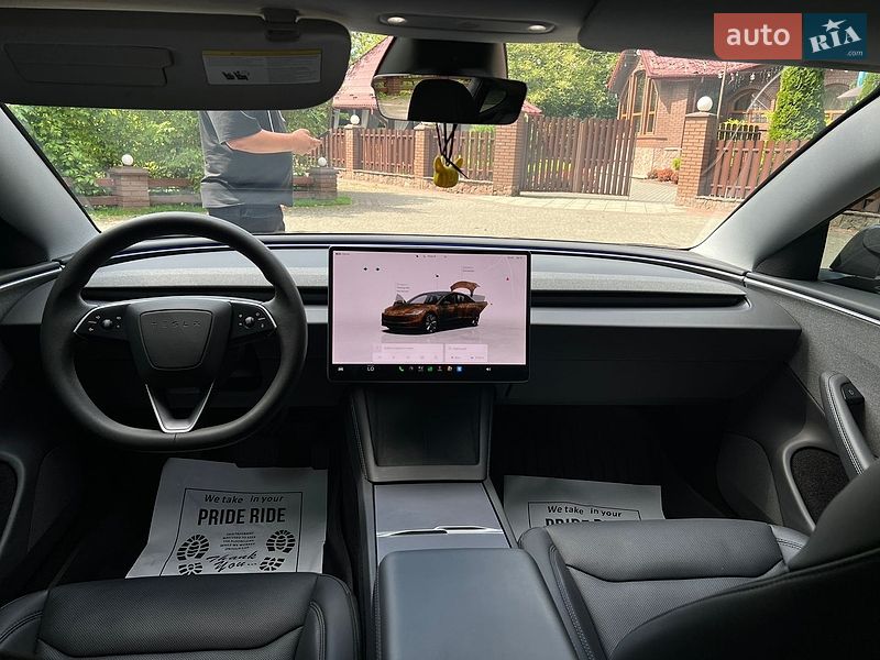 Седан Tesla Model 3 2025 в Самборі