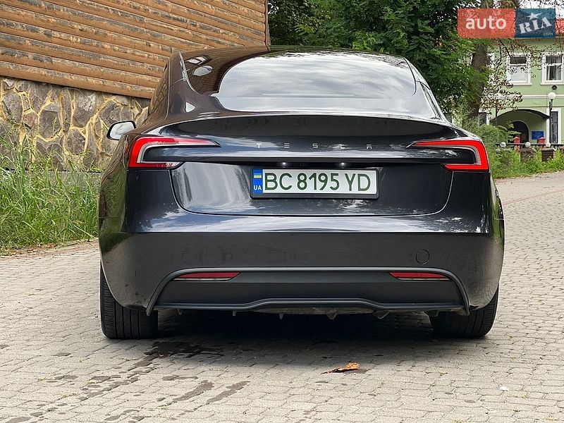 Седан Tesla Model 3 2025 в Самборі