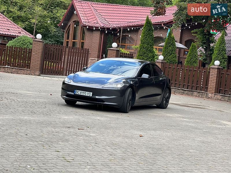 Седан Tesla Model 3 2025 в Самборі