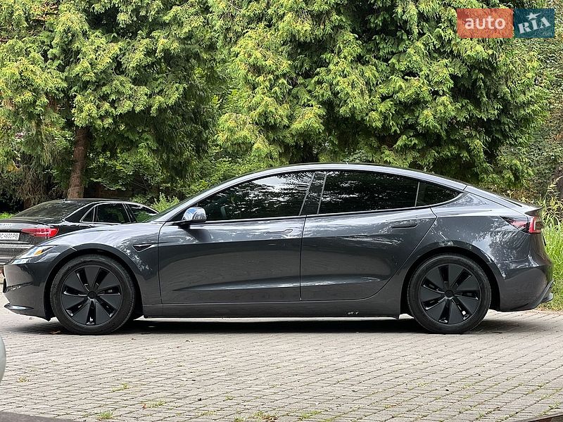 Седан Tesla Model 3 2025 в Самборі