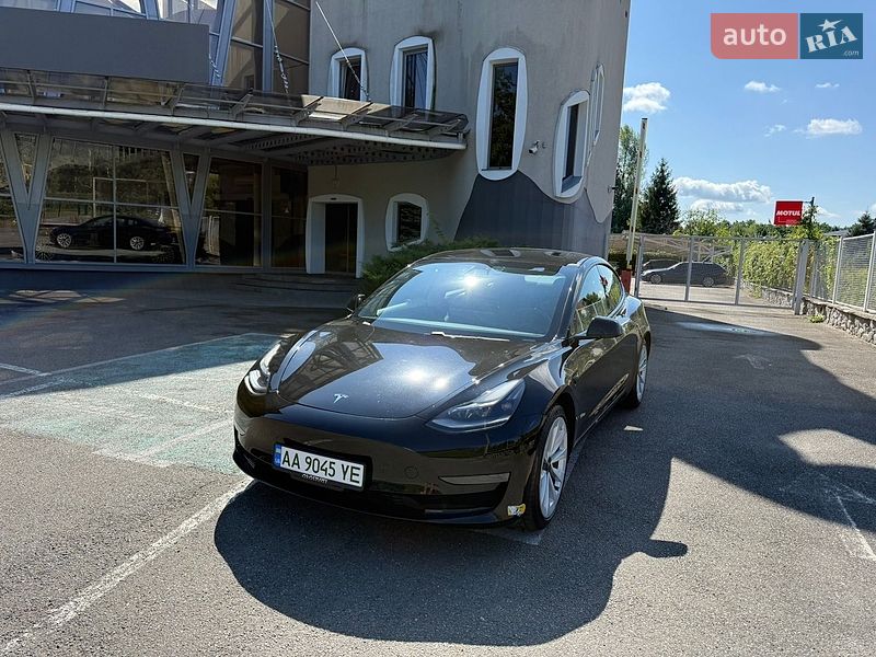 Седан Tesla Model 3 2021 в Киеве